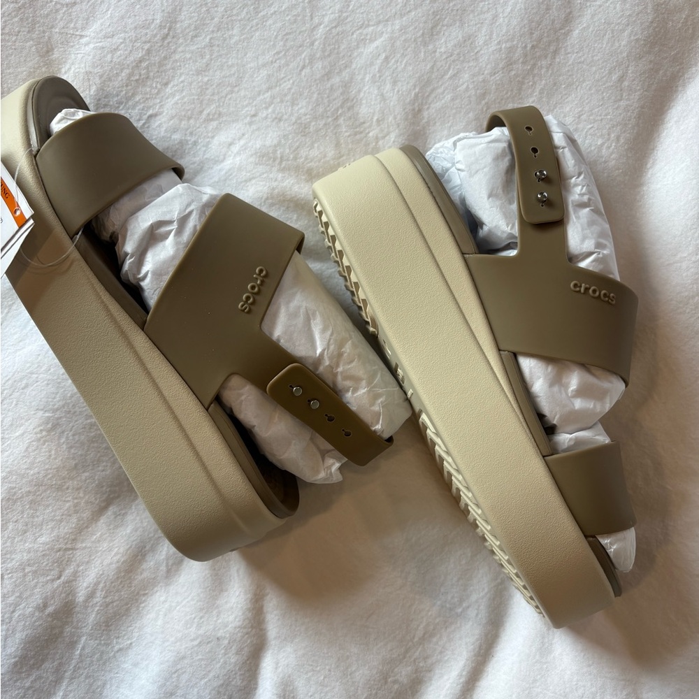 NWT CROCS Brooklyn Low Wedge Sandals in Khaki/Bone